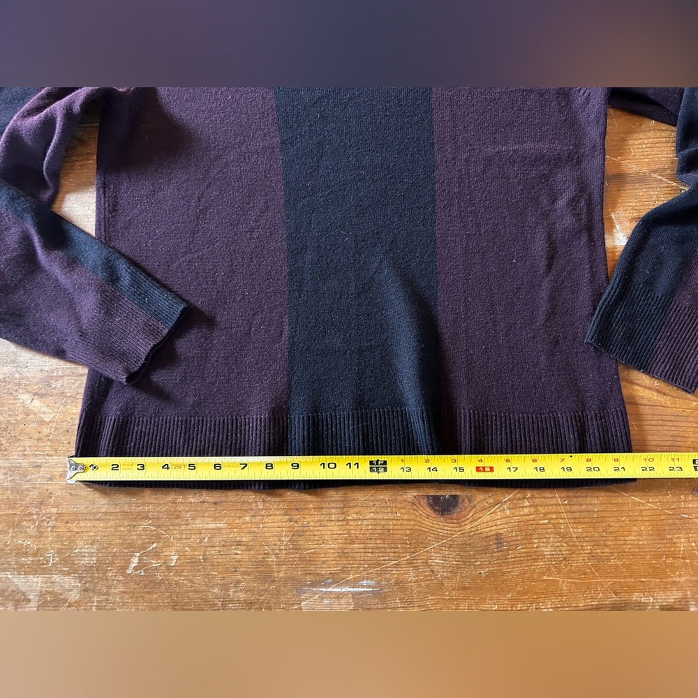 Theory men’s 100% cashmere two-tone V-neck sweater. Aubergine with black stripes - Picture 6 of 7
